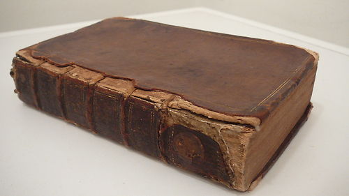 Un volume di fine '600 della biblioteca del Centro Studi Araldici