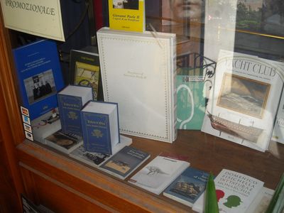 Il "Libro d'Oro nuova serie" nella vetrina della Libreria Borghese di Roma