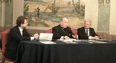 Da sinistra: Raffaele Coppola (rettore del Centro Studi Araldici), il cardinal Andrea Cordero Lanza di Montezemolo (araldista, già curatore dell’emblema araldico di SS Benedetto XVI) e Fabrizio Antonielli d’Oulx (Presidente di Vivant)