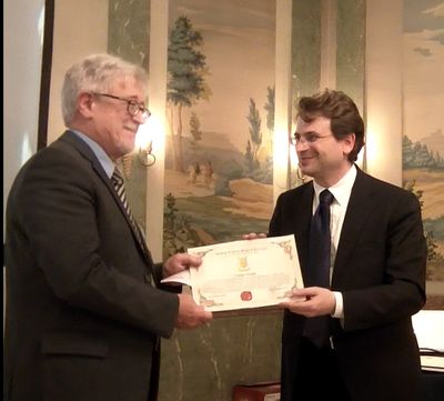 Giorgio Sartor (a sinistra), riceve l'attestato del premio di laurea "in memoria di Paolo Giovanni Maria Coppola" dal rettore del Centro Studi Araldici Raffaele Coppola